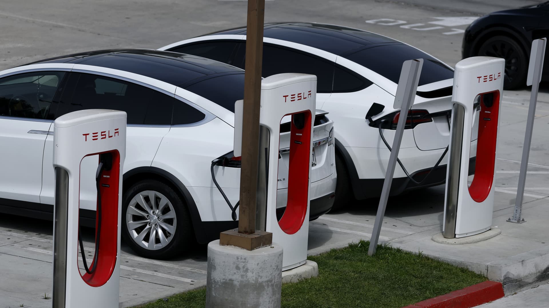 „Tesla“ akcijos šovė beveik 8 proc.: E. Muskas skelbia apie naują DI lustą ir gamyklas