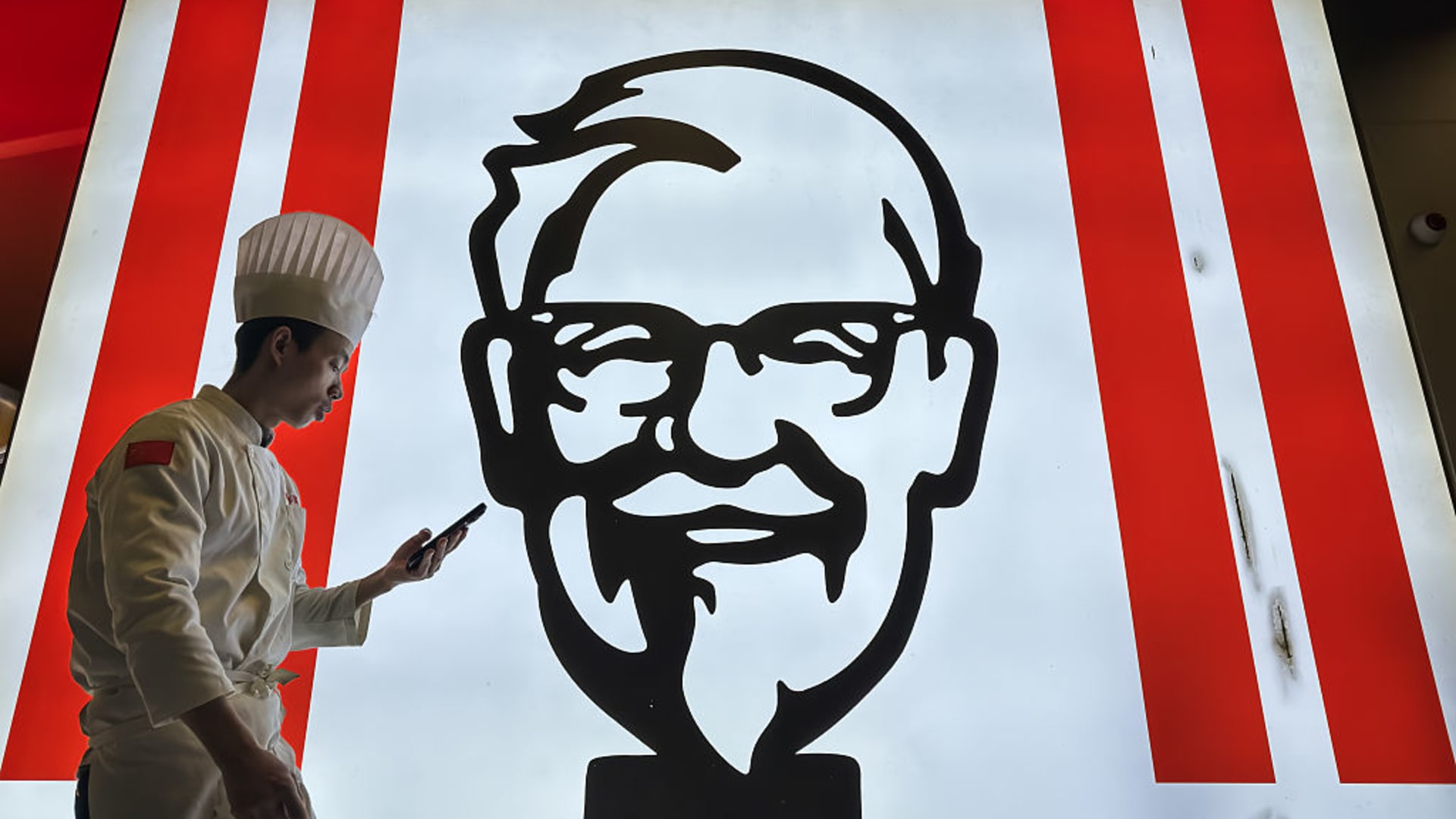 „BYD“ ir „KFC“ Kinijoje žada 9 minučių sustojimą: maistas ir įkrovimas vienu metu