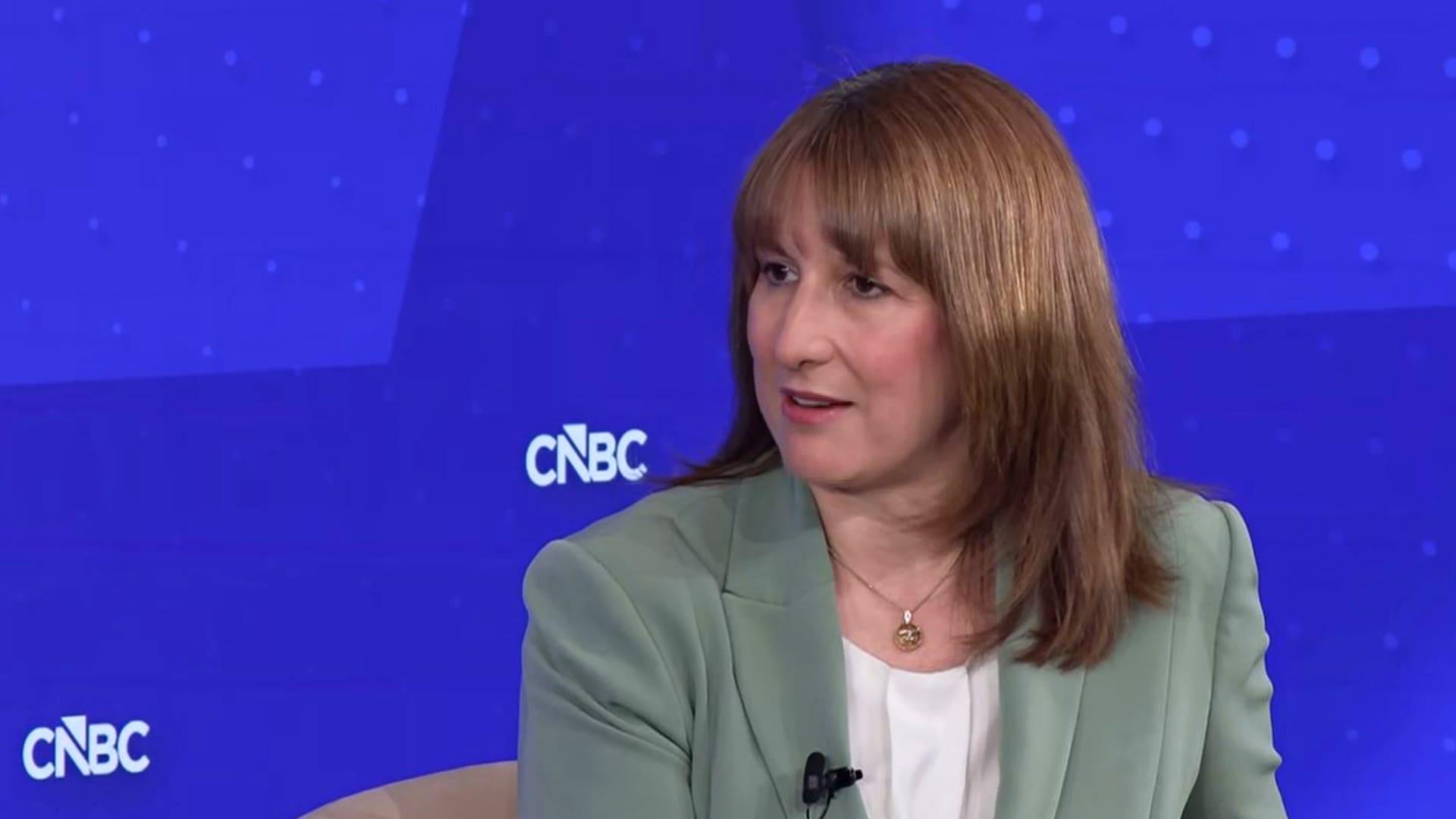 JK finansų ministrė Rachel Reeves rėžė Trumpo komandai: Iranas gali smogti kainoms ir augimui