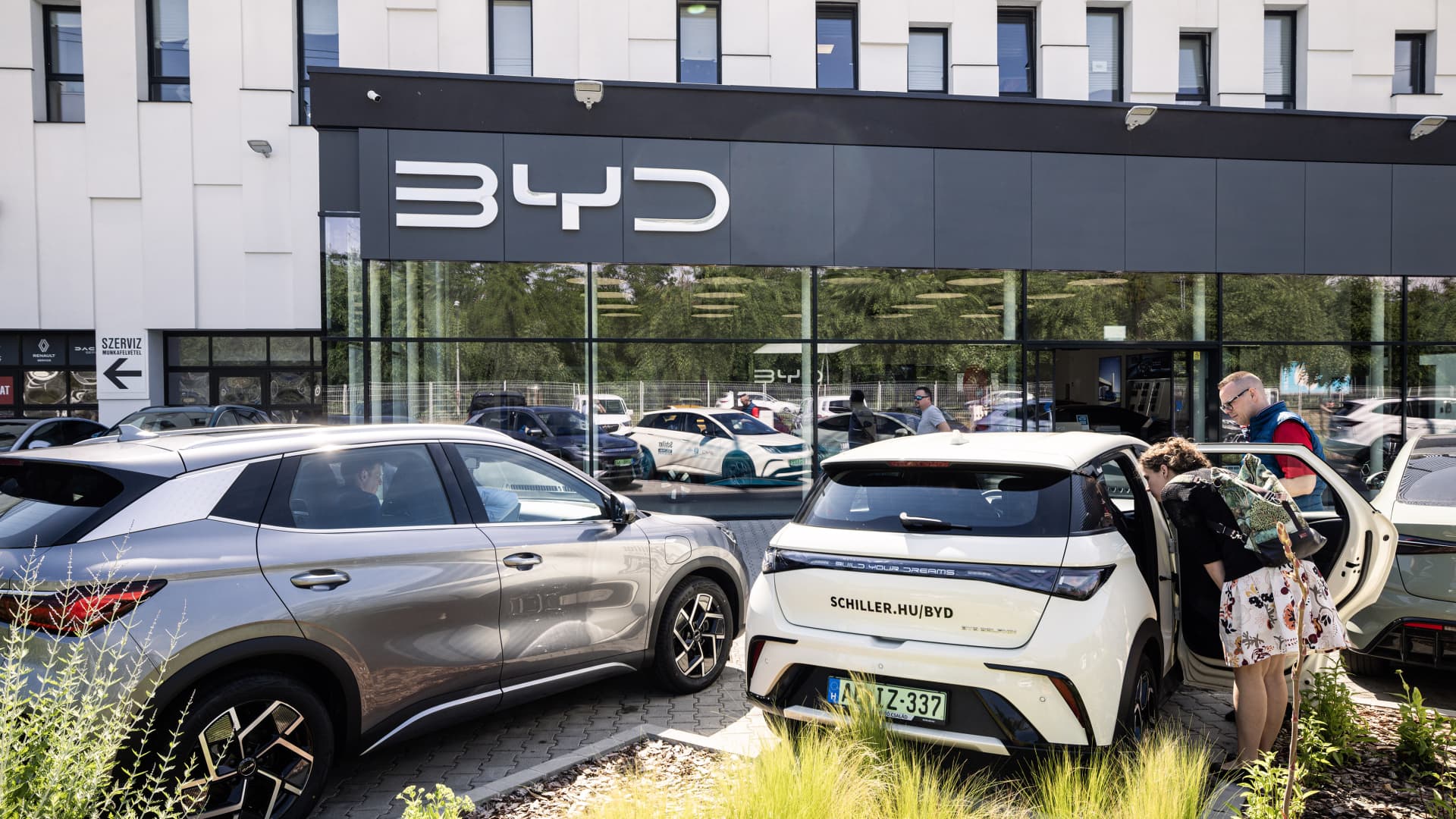 „BYD“ gamykla Vengrijoje atsidūrė ES akiratyje: tyrėjai kalba apie 12 valandų pamainas