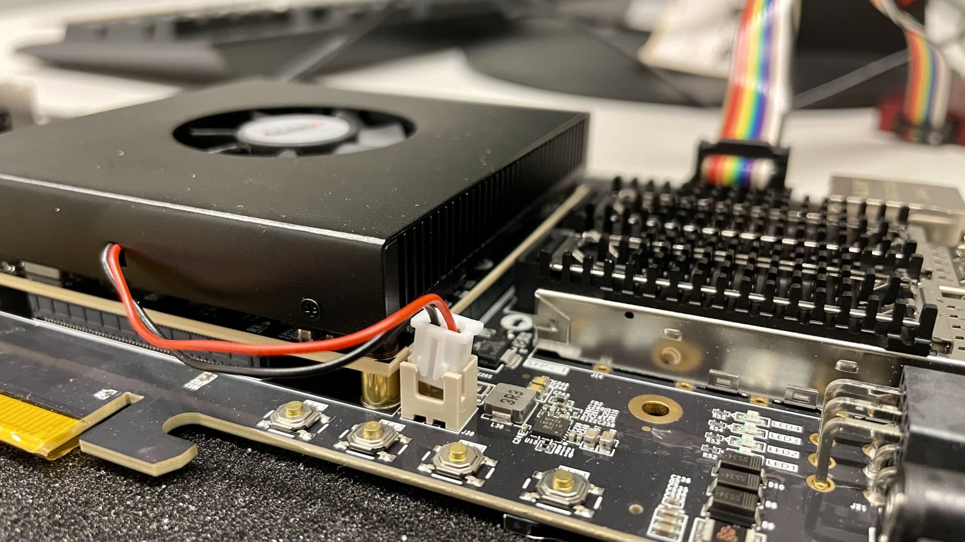 „Nvidia“ konkurentai renka milijardus: investuotojai meta pinigus į naują lustų karą