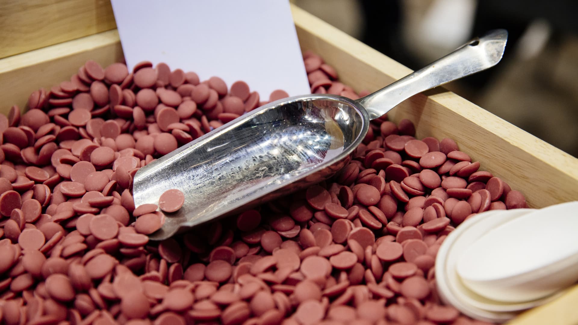 Šveicarų „Barry Callebaut“ pelno perspėjimas: kakavos kainų kritimas smogė akcijoms