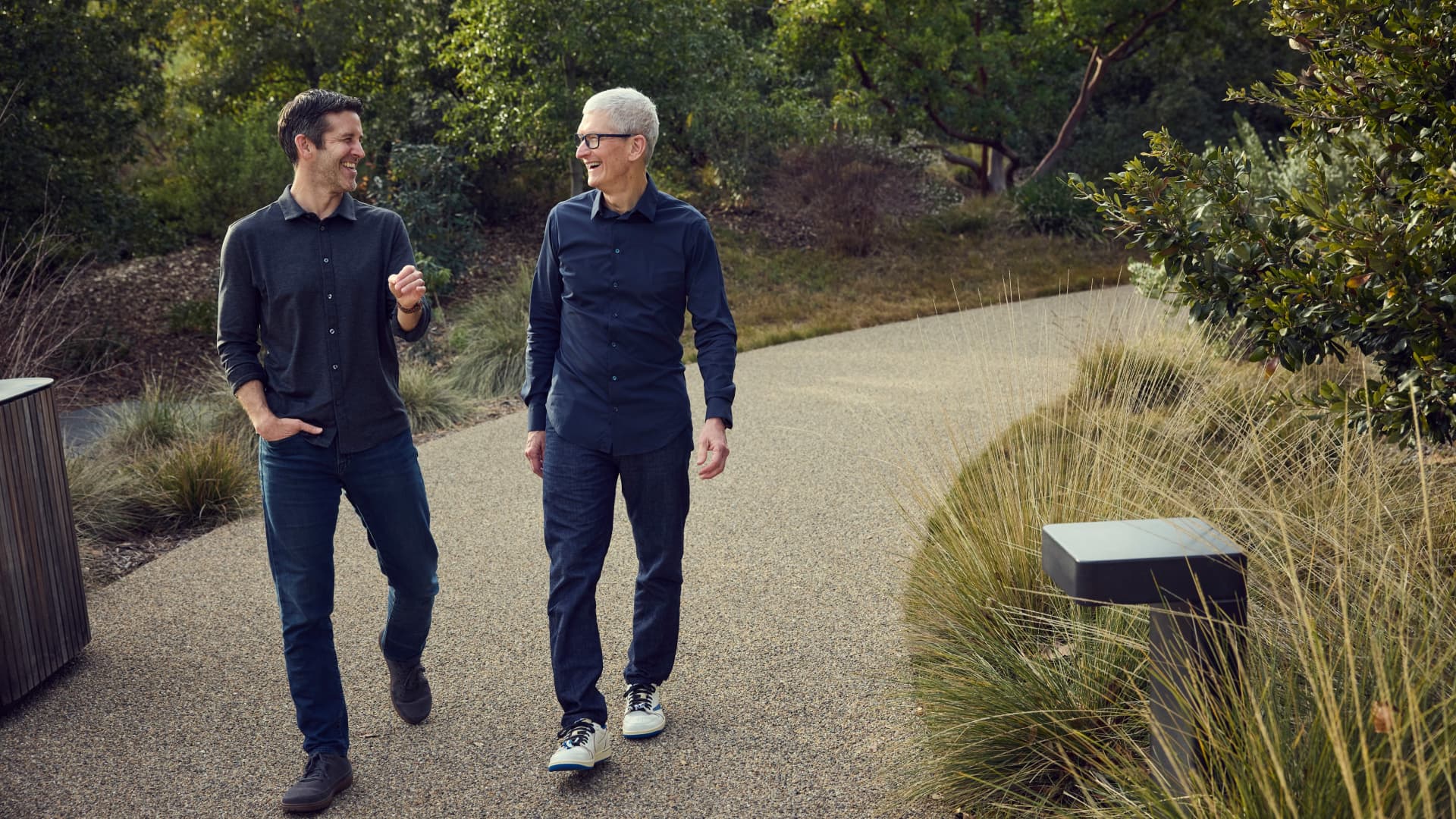 „Apple“ skelbia netikėtą įpėdinį, FED laukia audra, o psichodelikų akcijos šauna į viršų
