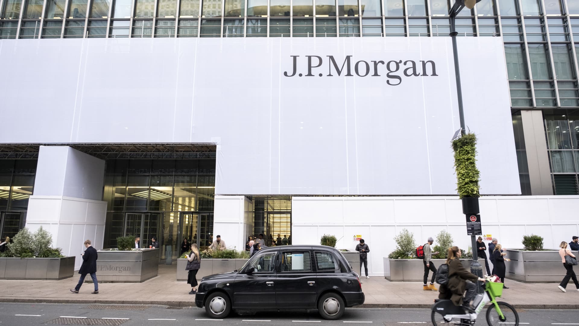 „JPMorgan Chase“ plečia 1 400 mlrd. eurų planą Europoje: taikosi į gynybą, energiją ir DI