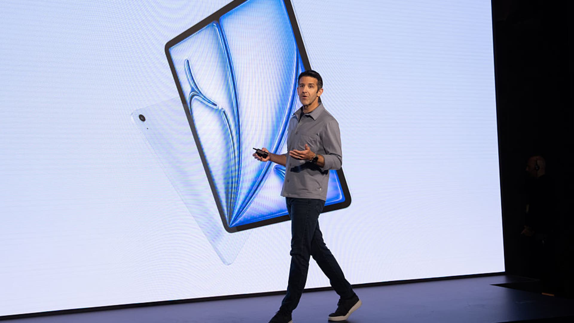 „Apple“ keičia vadovą: ką naujasis CEO Johnas Ternusas gali pakeisti DI ir gamyboje