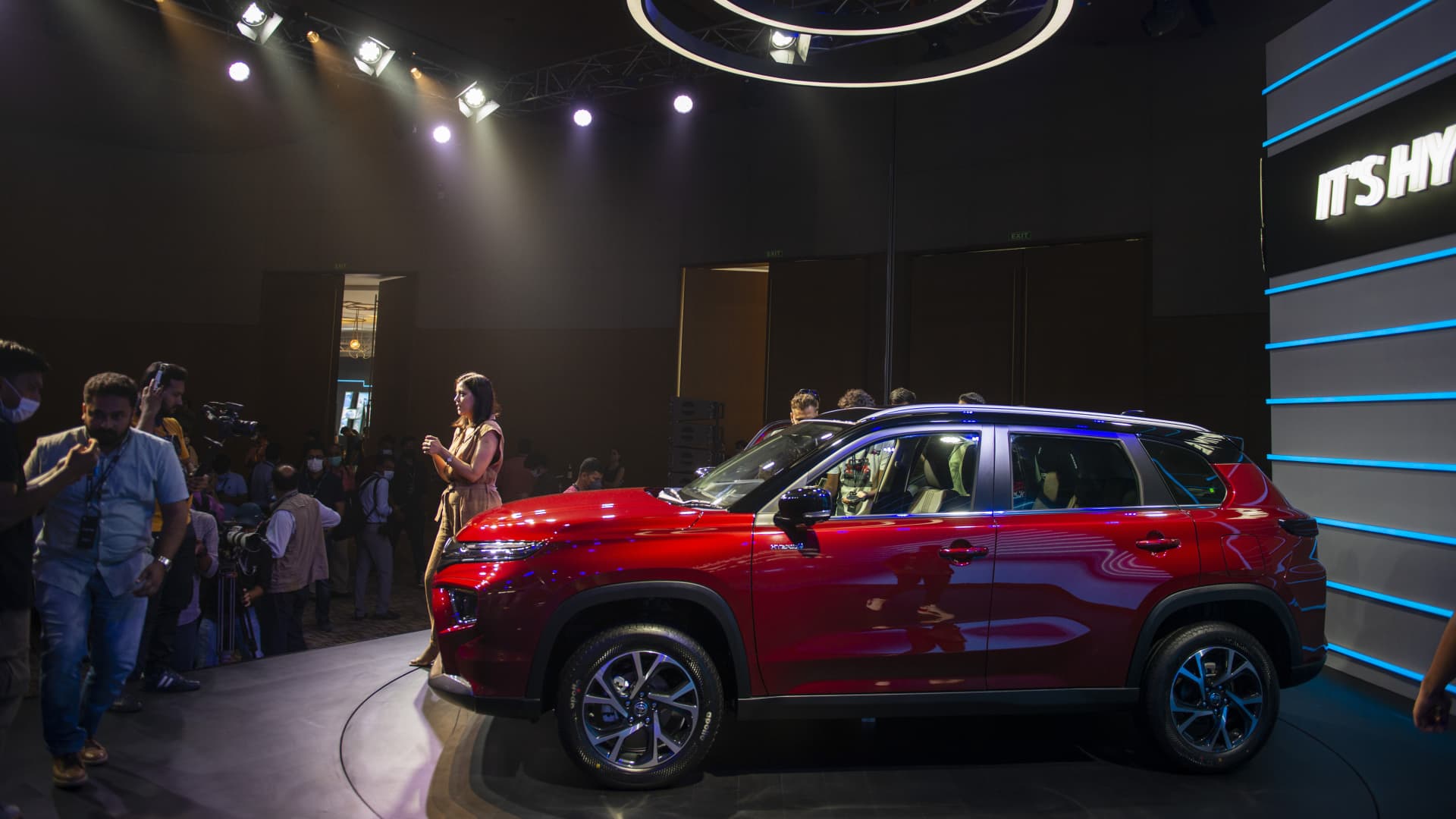 „Toyota“ ir „Suzuki“ hibridai užkariauja Indiją: „Tesla“ ir „BYD“ planus stabdo realybė