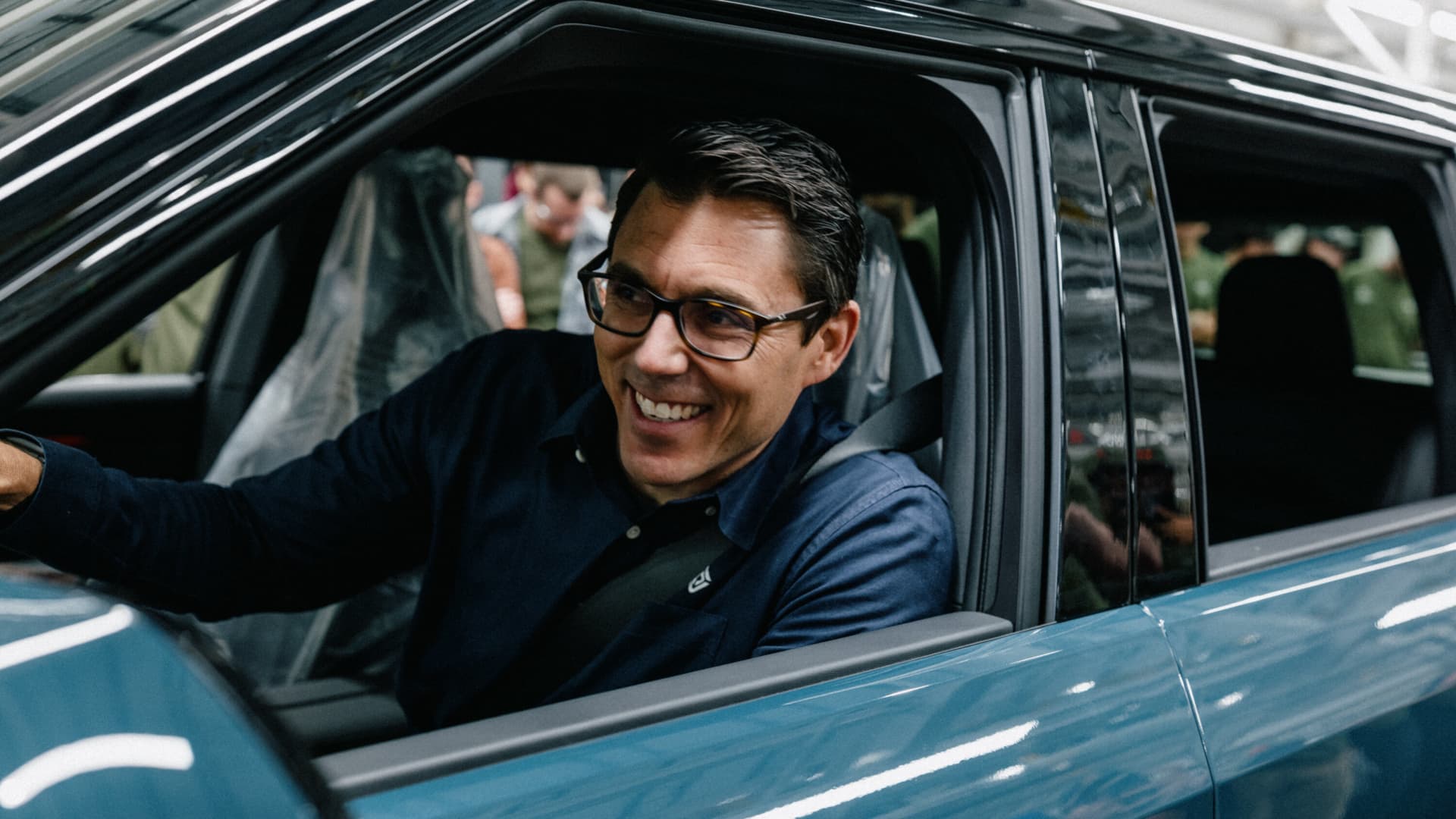 „Rivian“ pasiekė proveržį su R2: pirmieji klientų automobiliai jau nuriedėjo nuo linijos