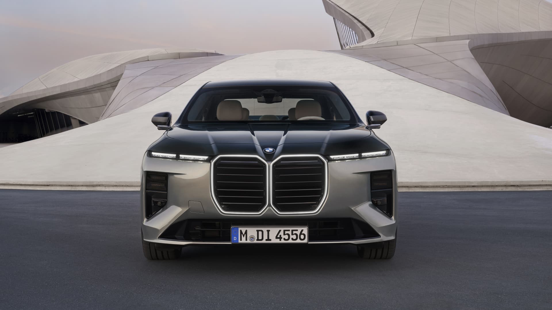 „BMW“ meta iššūkį rinkai: sedanų neatsisako, nors SUV dominuoja ir slegia muitai JAV