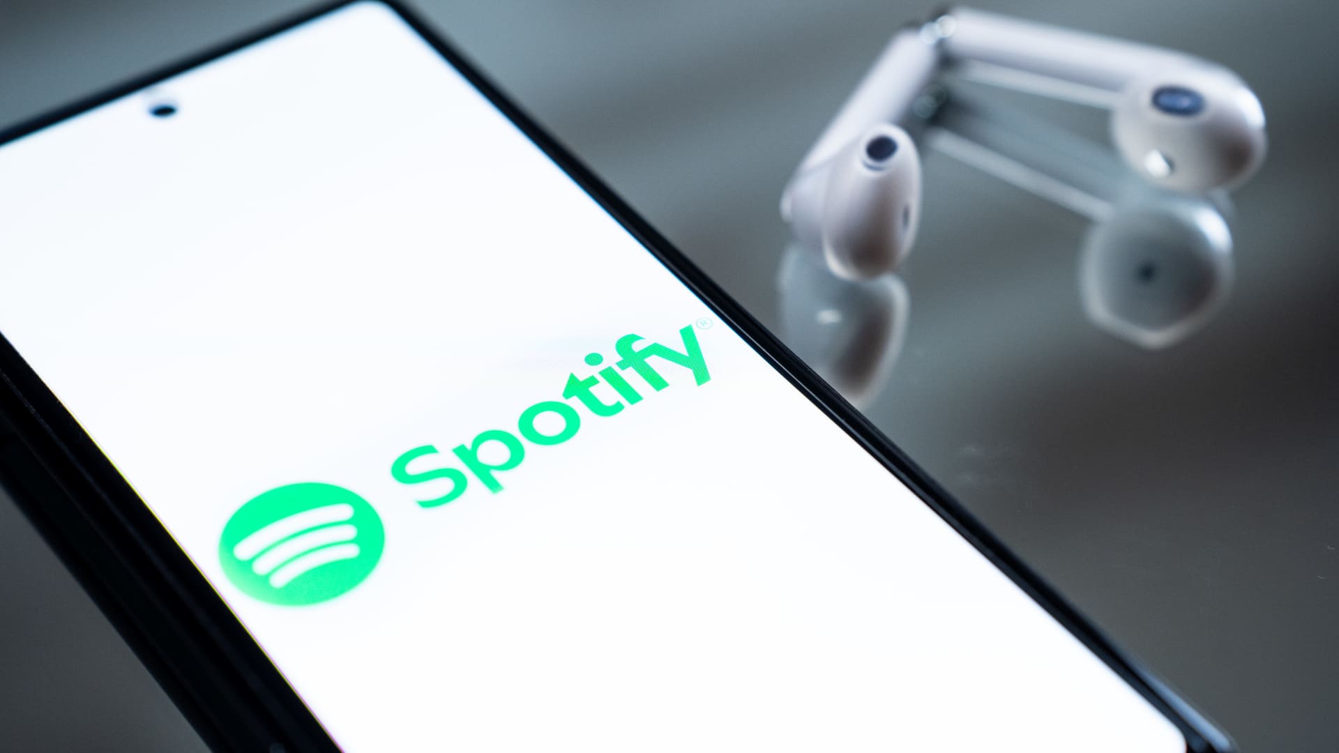 „Spotify“ akcijos smuko dviženkliu skaičiumi: rezultatai pranoko lūkesčius, bet prognozės nuvylė