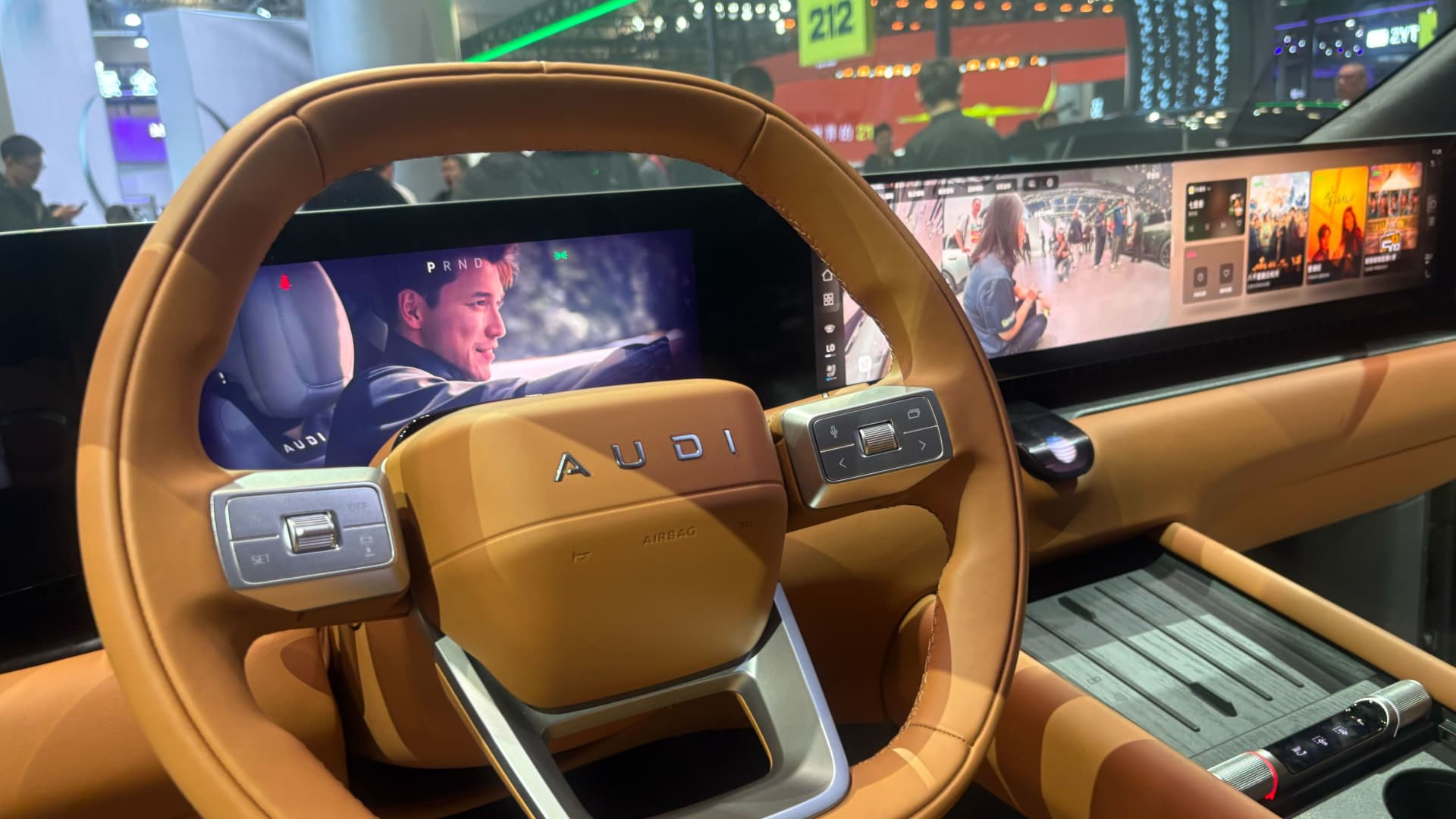 „Alibaba“ DI keliasi į automobilius: balso komandos žadamos kaip raktas į maistą ir viešbučius
