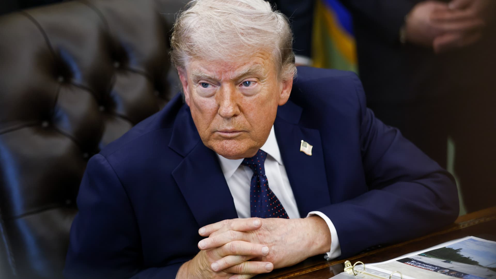 Trumpas grasina tarifais: Jungtinė Karalystė spaudžiama atsisakyti mokesčio „Google“ ir „Apple“