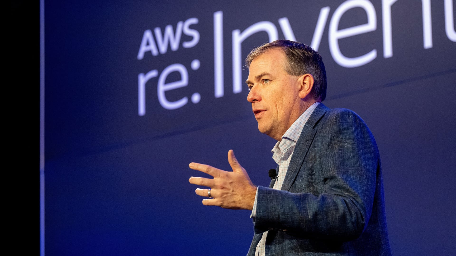 „Amazon“ debesų padalinys nustebino rinką: AWS pardavimai šoktelėjo 28 proc., o DI lenktynės aštrėja
