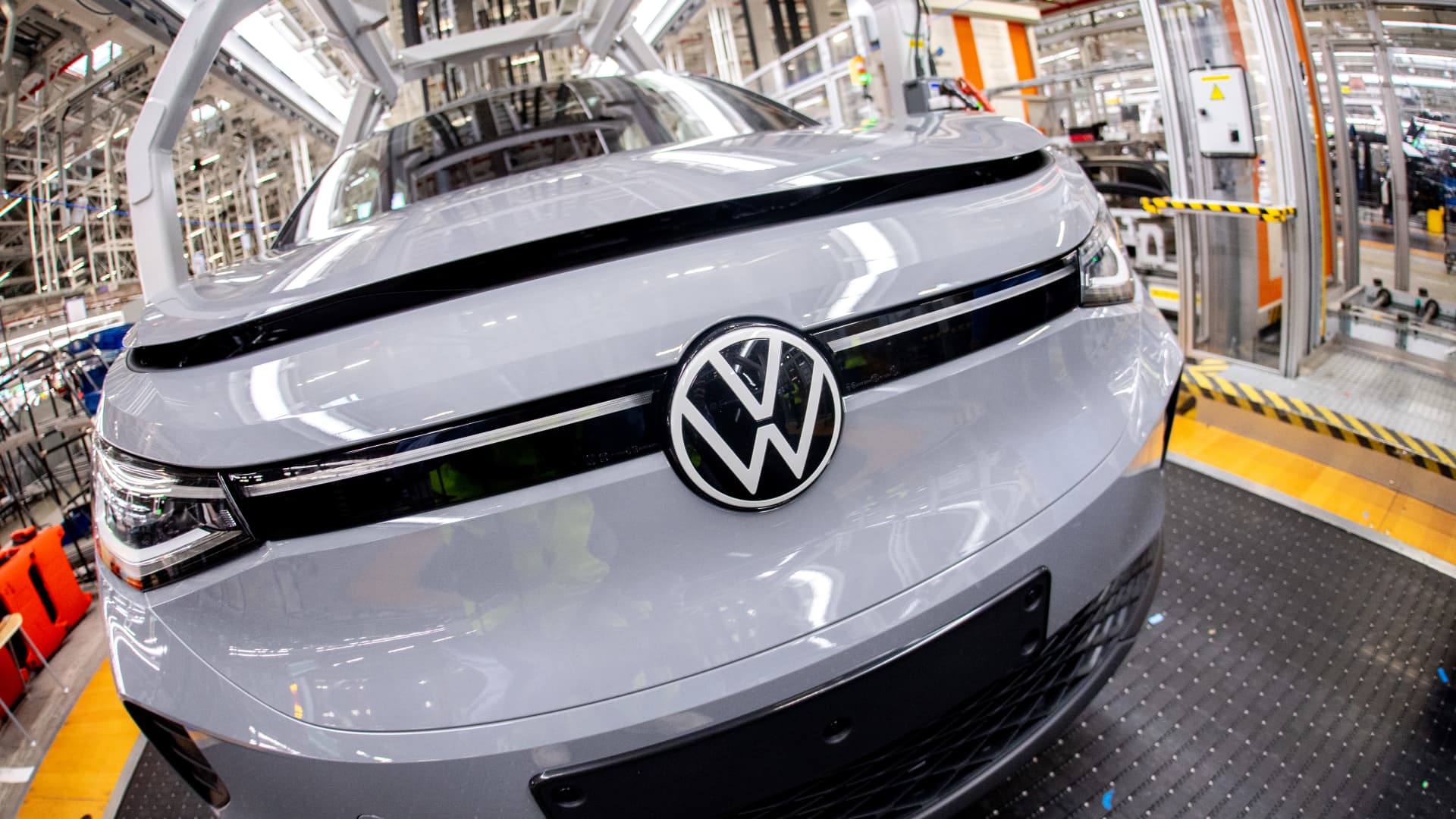„Volkswagen“ pelnas krito 14 proc.: vadovai perspėja, kad vien planuojamų taupymų nepakaks