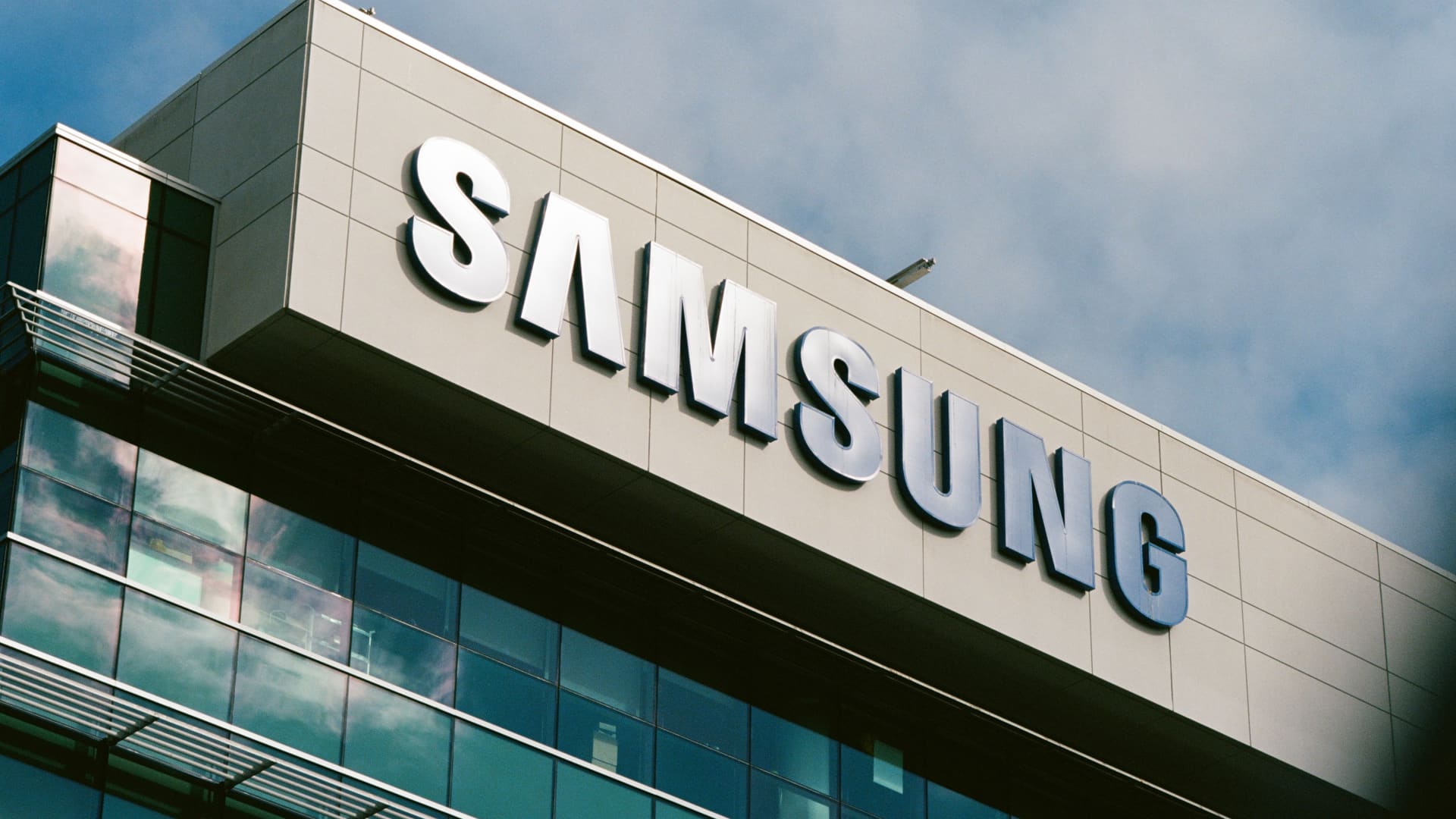 „Samsung“ pelnas šovė į viršų 8 kartus: DI bumas sukėlė atminties lustų stygių