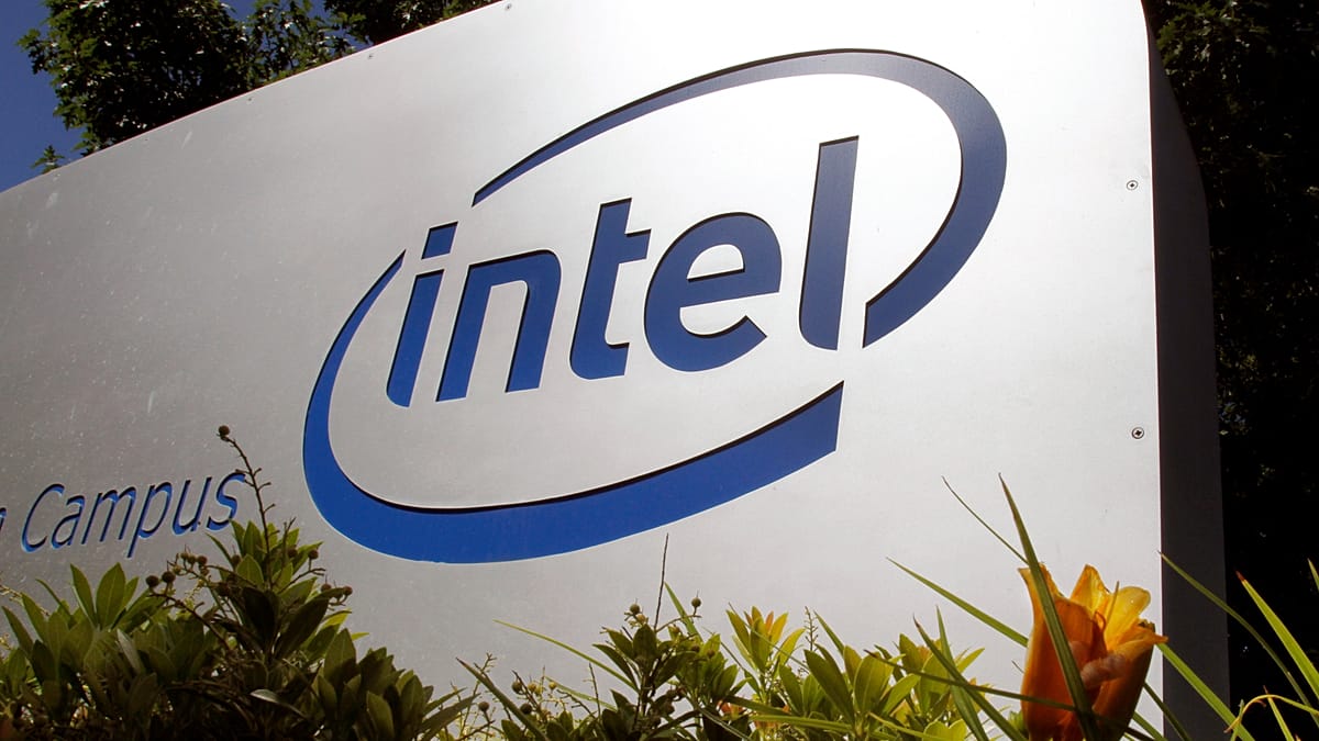 „Intel“ akcijos šovė 20 proc.: DI bumas atnešė rekordus, o JAV investicija išsipūtė 3 kartus