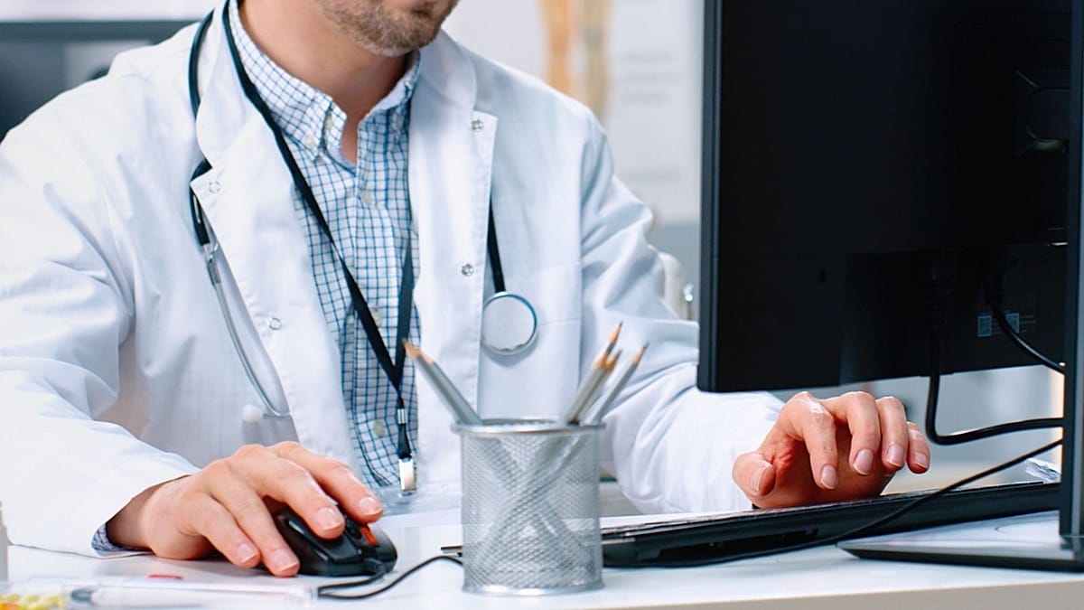 Tyrimas įspėja: dirbtinis intelektas pirminę diagnozę „prašauna“ dažniau nei 80 proc. atvejų