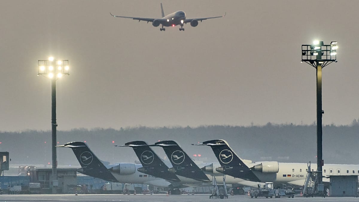 Aviacijos kurą Europoje skaičiuoja savaitėmis: kas laukia bilietų kainų ir skrydžių vasarą