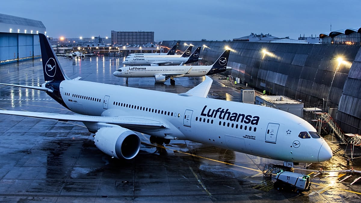 „Lufthansa Group“ atšaukia 20 000 skrydžių dėl brangstančių reaktyvinių degalų: kas keisis iki spalio