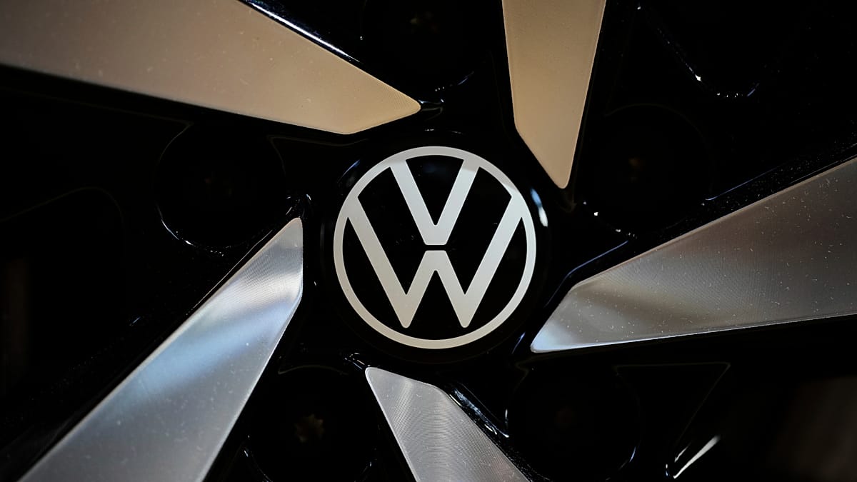 „Volkswagen“ pelnas smuko 28 proc.: vadovai įspėja, kad be radikalių karpymų gresia ateitis
