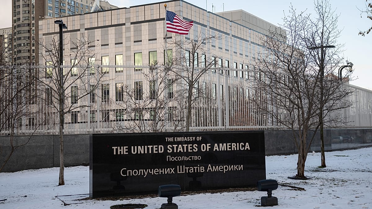 JAV atstovybėje Kyjive vėl permainos: laikinoji ambasadorė Julie Davis traukiasi po metų