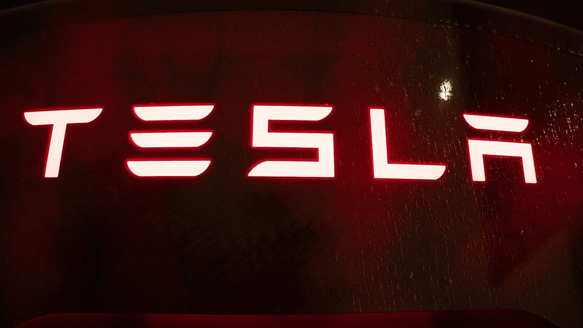 „Tesla“ pelnas šoktelėjo, bet Muskas įspėja: investicijos augs smarkiai – kas laukia?
