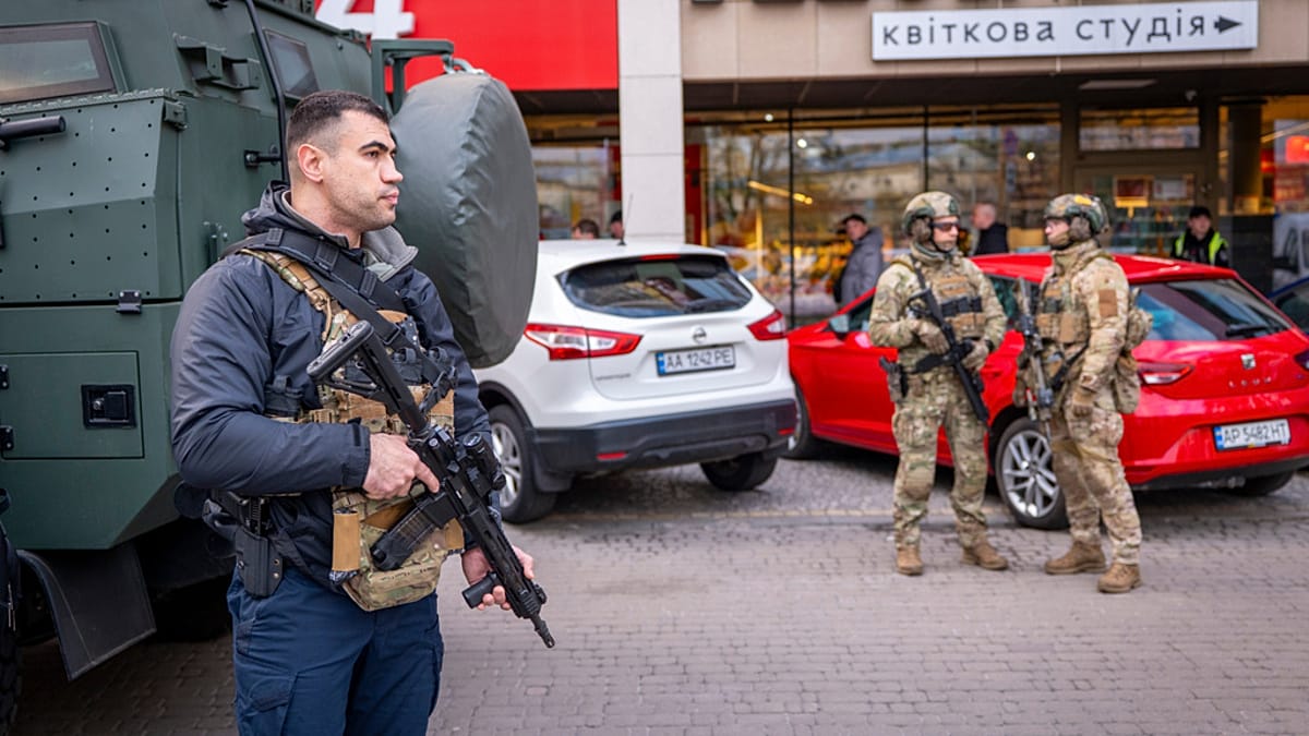 Policija spruko iš šaudynių Kyjive: nušalinti pareigūnai, žuvo 6 žmonės, atsistatydino vadas