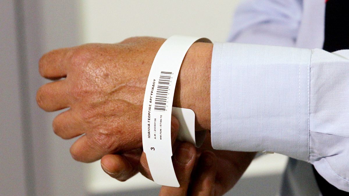 Graikija rado būdą sutrumpinti eiles priėmimuose: QR apyrankės keičia visą sistemą