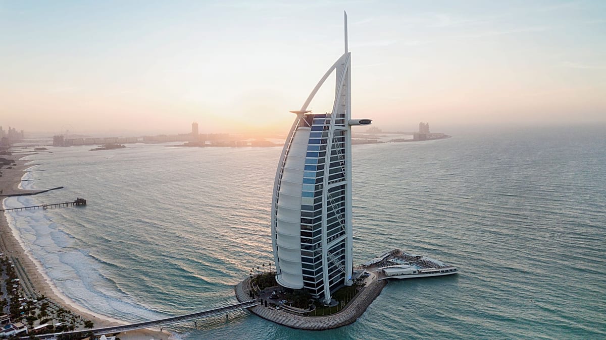 Dubajaus ikona „Burj Al Arab“ užveria duris 18 mėn.: kas laukia prabangaus viešbučio