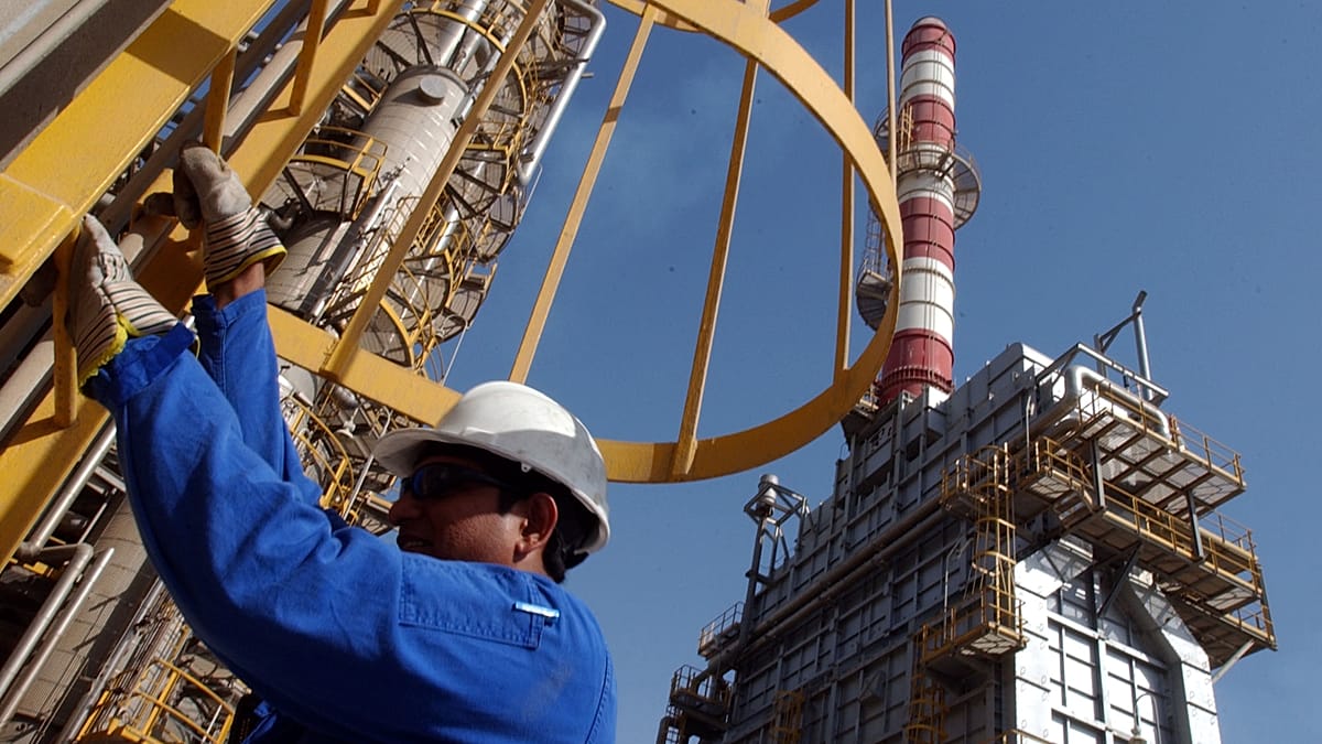 Naftos kainos šauna aukštyn: JAE traukiasi iš OPEC, o dėl Irano paliaubų – įtampa