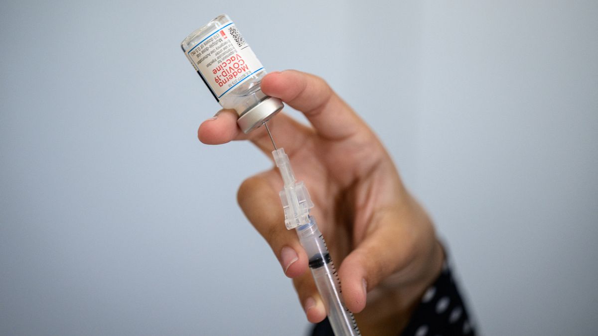 COVID grįžta į Europą: ekspertai įspėja, kas laukia rudenį ir žiemą, ir ką daryti dabar