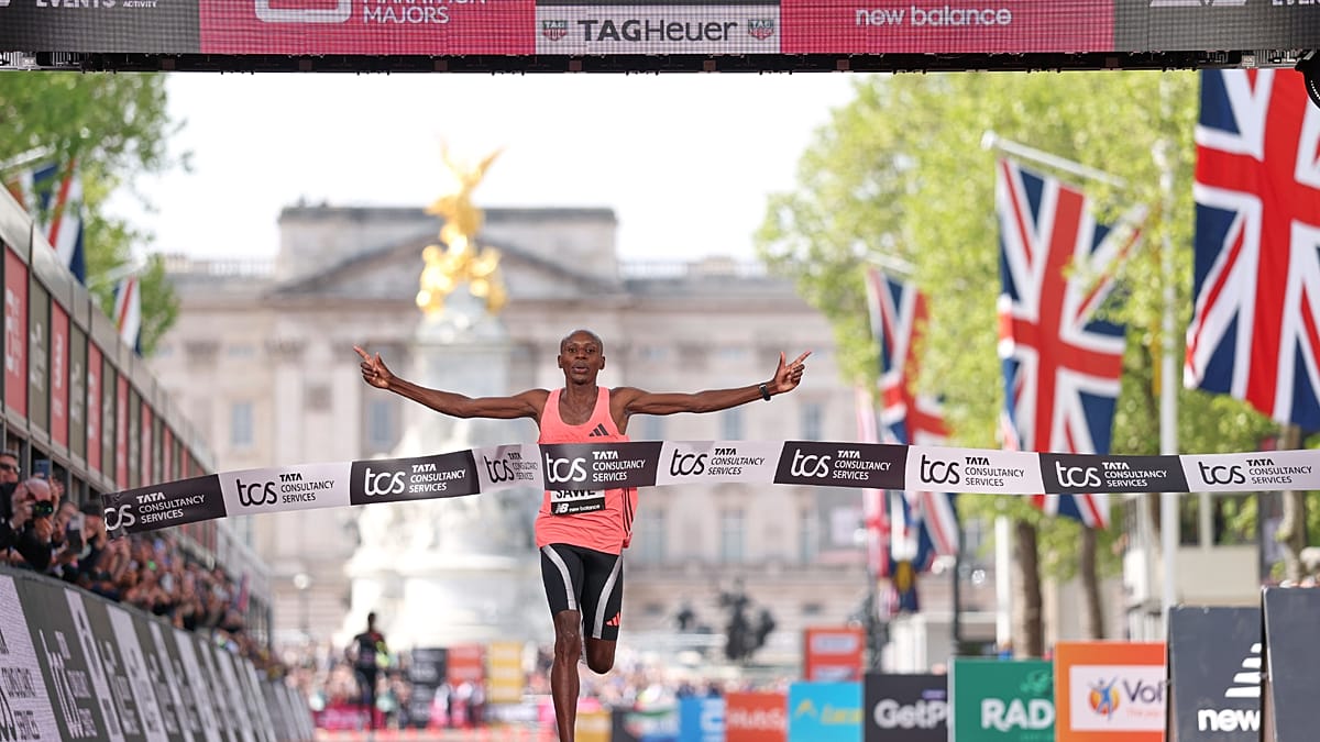 Istorinis Londono maratonas: kenietis Sabastianas Sawe pirmasis įveikė greičiau nei per 2 val.