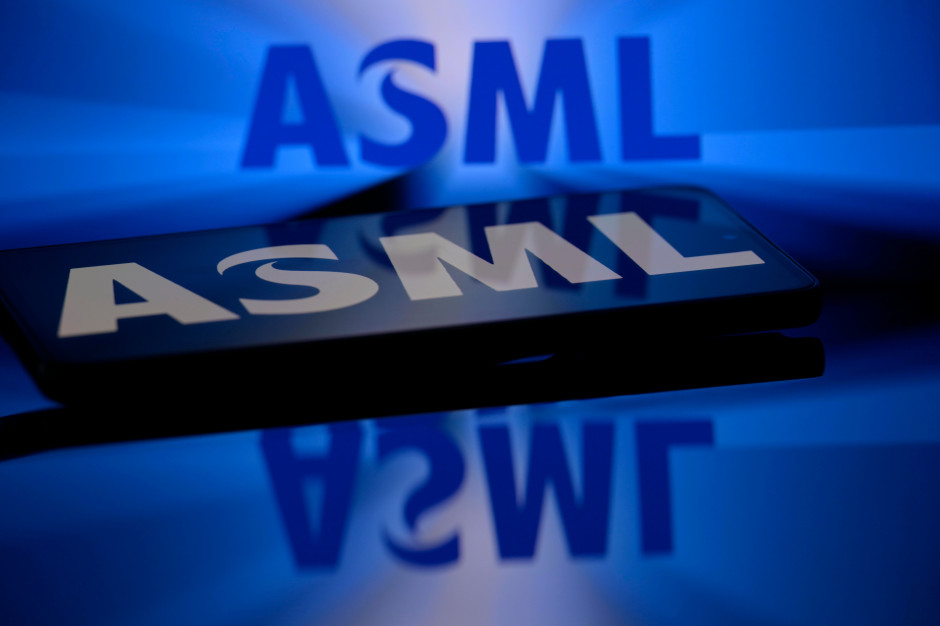 ASML pelnas ir pajamos viršijo lūkesčius: DI investicijos kelia lustų rinką 2026 metais