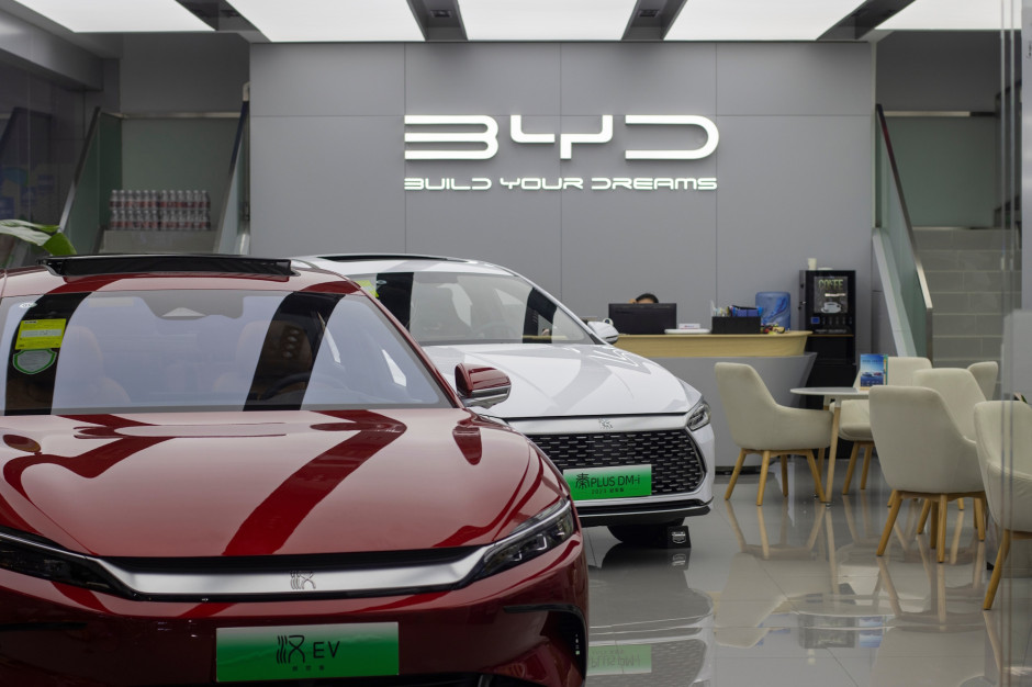„BYD“ taikosi į ACEA: kinų elektromobilių lyderis siekia balso Europoje, kur galioja muitai