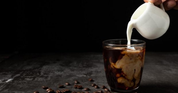 Barista įspėja: liesas, pilno riebumo ar augalinis pienas kavai – kas iš tiesų sveikiau