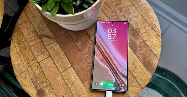 Šis įkrovimo įprotis per 1–2 metus „nužudo“ telefono bateriją: išjunkite dabar