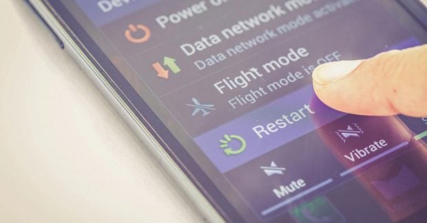 Kaip dažnai verta perkrauti telefoną: ekspertai sako, kada pakanka karto per savaitę