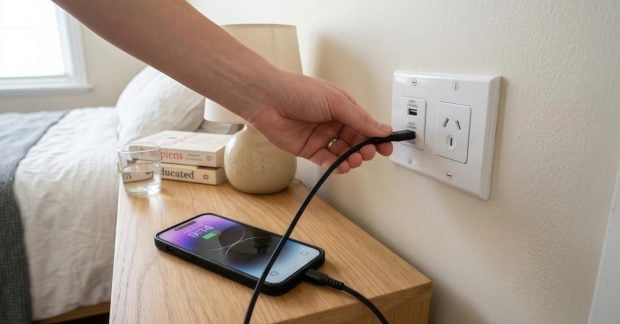 Ar saugu krauti telefoną iš USB rozetės: patogu namuose, bet viešose vietose laukia rizikos