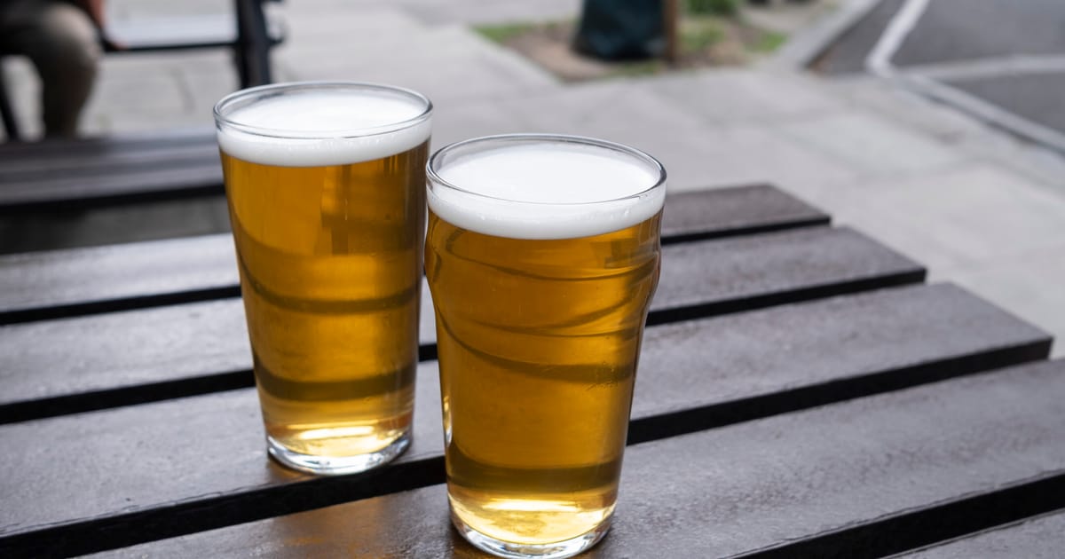 Trumpo „dvigubas smūgis“ britiškam alui: baiminamasi CO2 krizės ir tuščių pintų