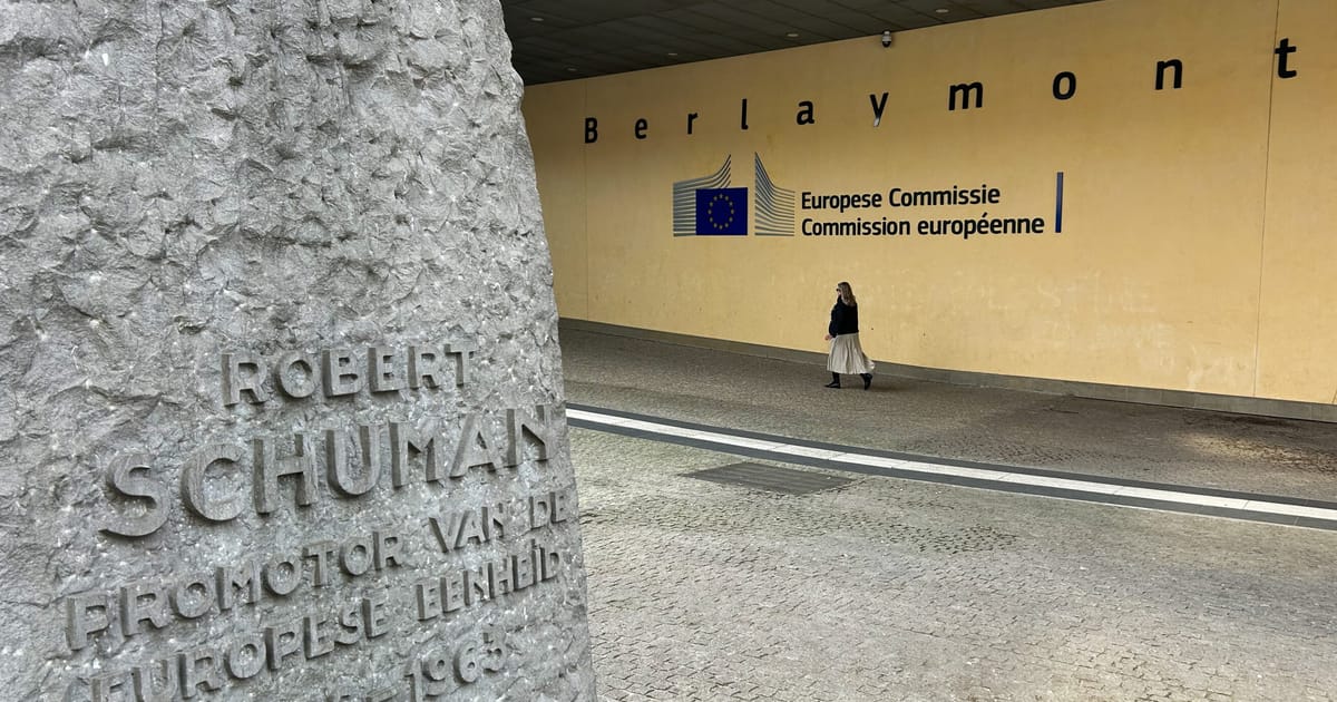 Briuselis perspėja: jei šalys ims kaupti kurą, Europa gali likti be dyzelino ir aviacijos degalų