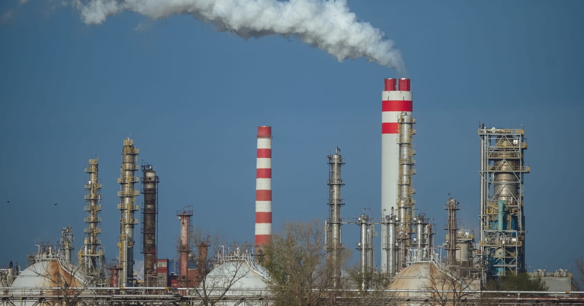 Nafta vėl teka per „Družba“: Vengrija ir Slovakija traukiasi, ES paskola Ukrainai priartėjo