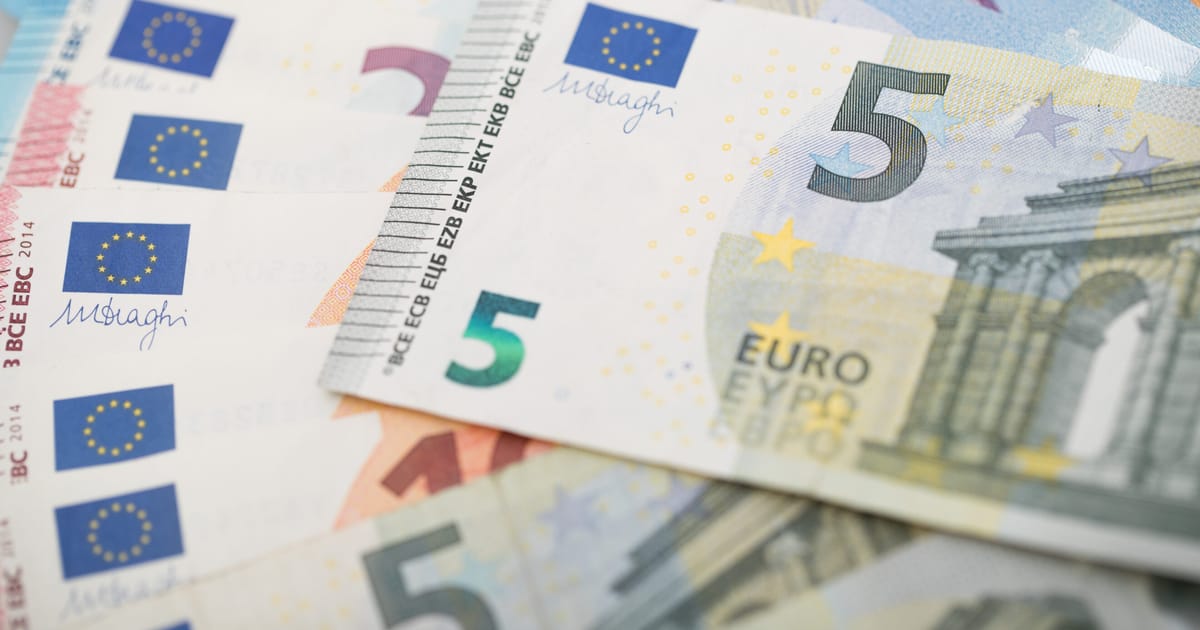 Euro zonoje įsižiebė stagfliacijos signalai: kainos kyla sparčiausiai per 3 metus, o verslas traukiasi