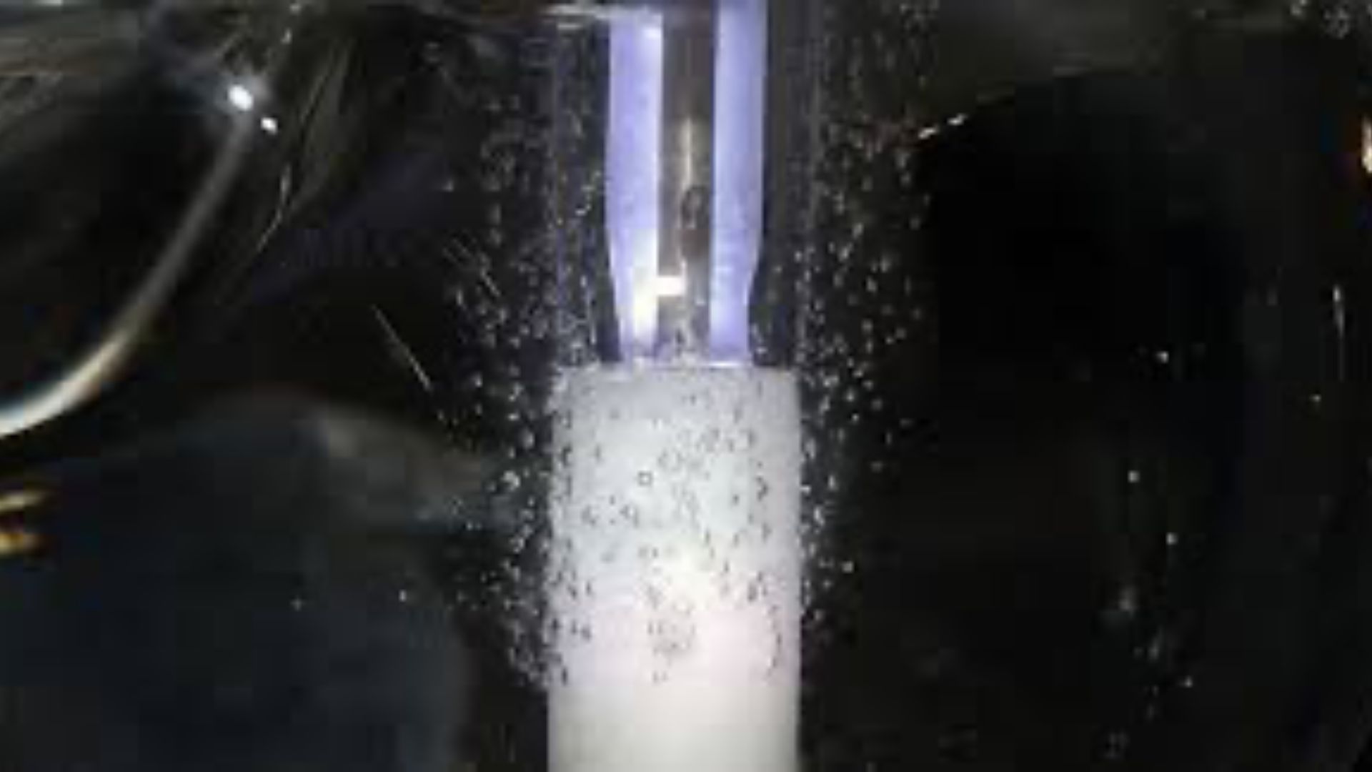 Chemikai atrado metano triuką: mini žaibai vandenyje paverčia dujas metanoliu vienu žingsniu