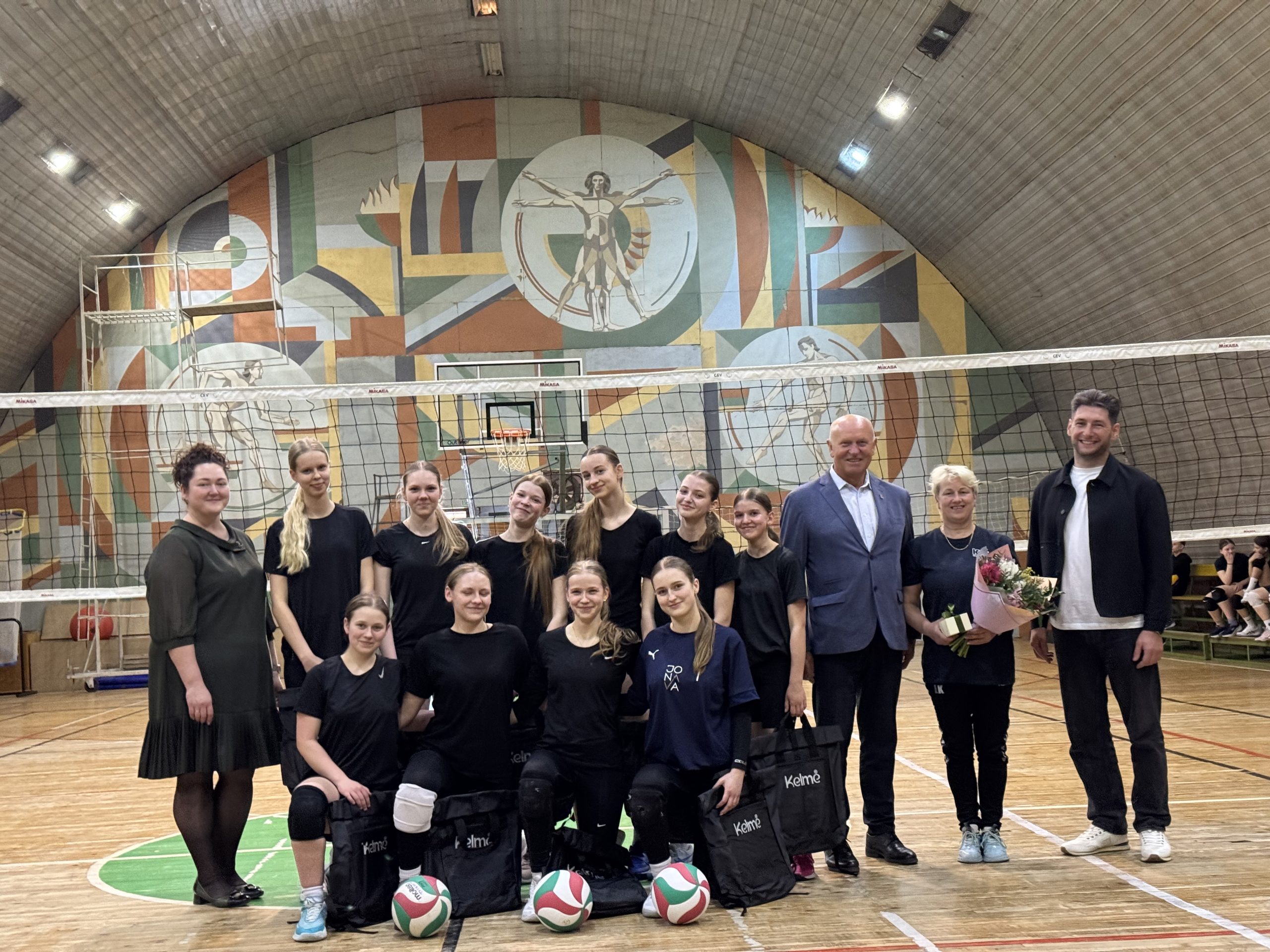 Kelmės sporto centro U19 tinklininkės iškovojo sidabrą: kas nulėmė vicečempionių sezoną?
