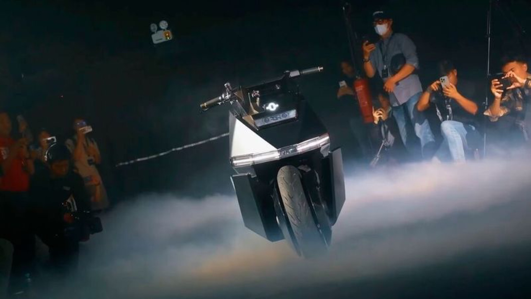 Palydovų technologija motocikle: „OMOWAY“ žada savibalansį elektrinį modelį ir masinę gamybą