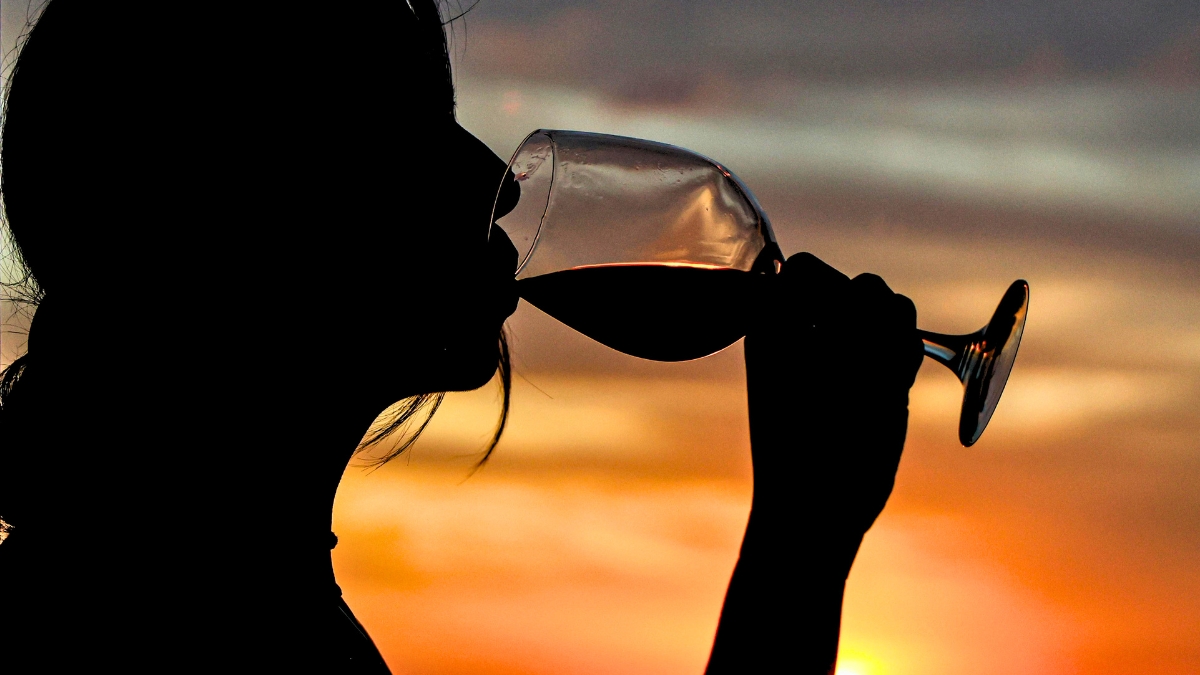 Mokslininkai perspėja: net mažos alkoholio dozės gali tyliai žaloti smegenis