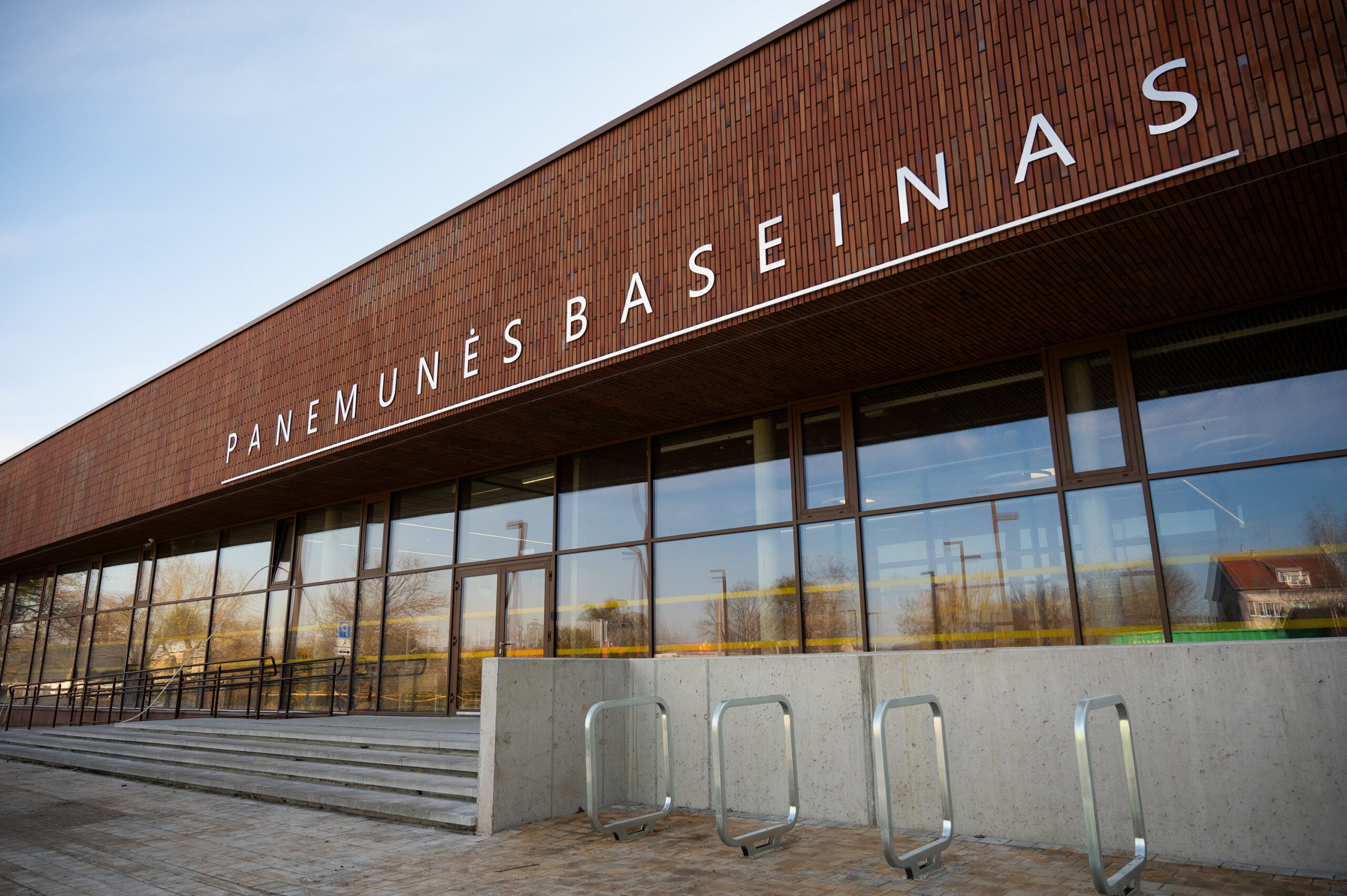 Kaune atsidaro naujas baseinas Panemunėje: meras prakalbo ir apie banglenčių bangą Aleksote