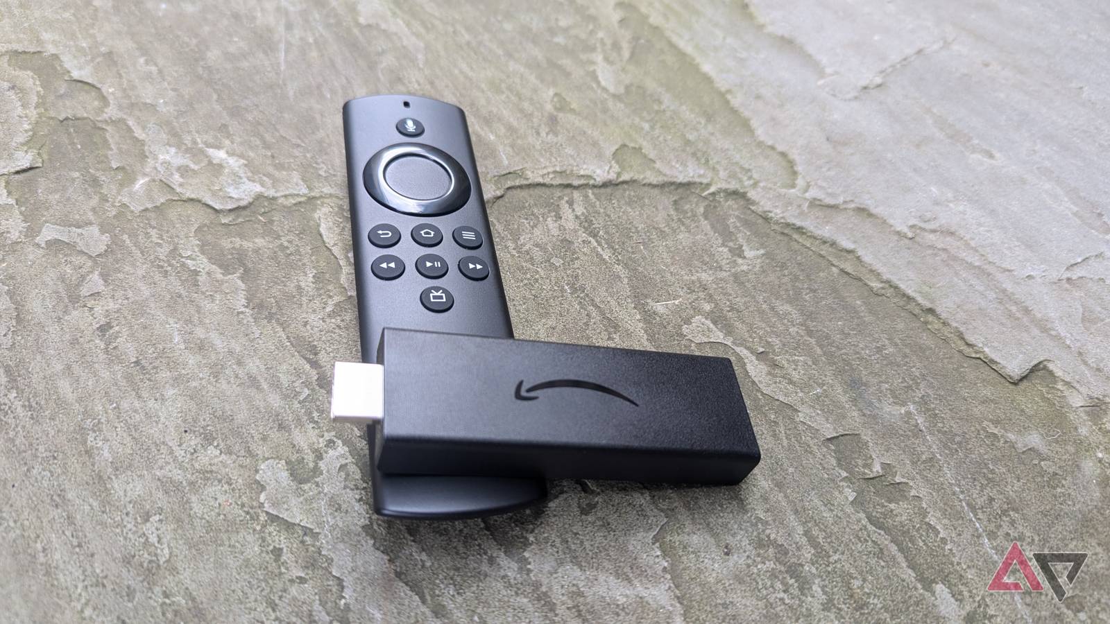 „Amazon“ paduota į teismą: tvirtina, kad „Fire TV Stick“ specialiai lėtinami, kad pirktumėte naują