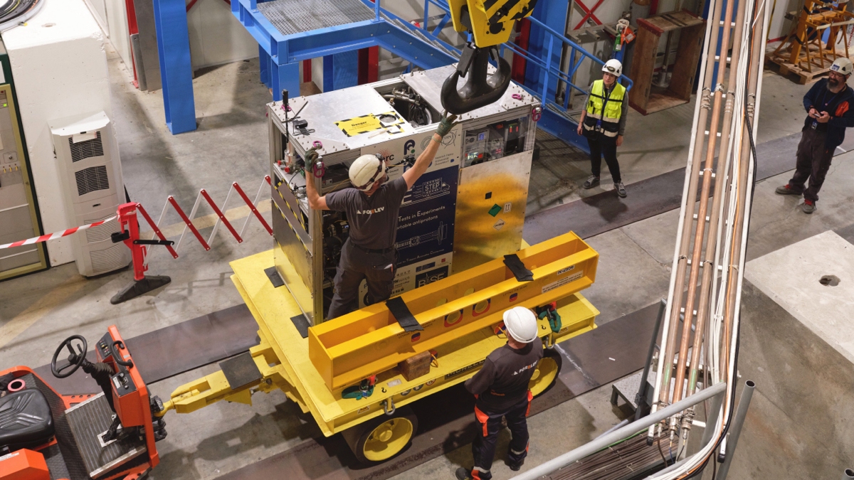 CERN sunkvežimiu pervežė antimedžiagą: eksperimentas pavyko, mokslininkai kalba apie naują erą