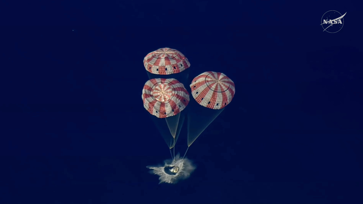 Dramatiškas „Artemis II“ sugrįžimas: rekordas prie Mėnulio ir įtampos minutės atmosferoje
