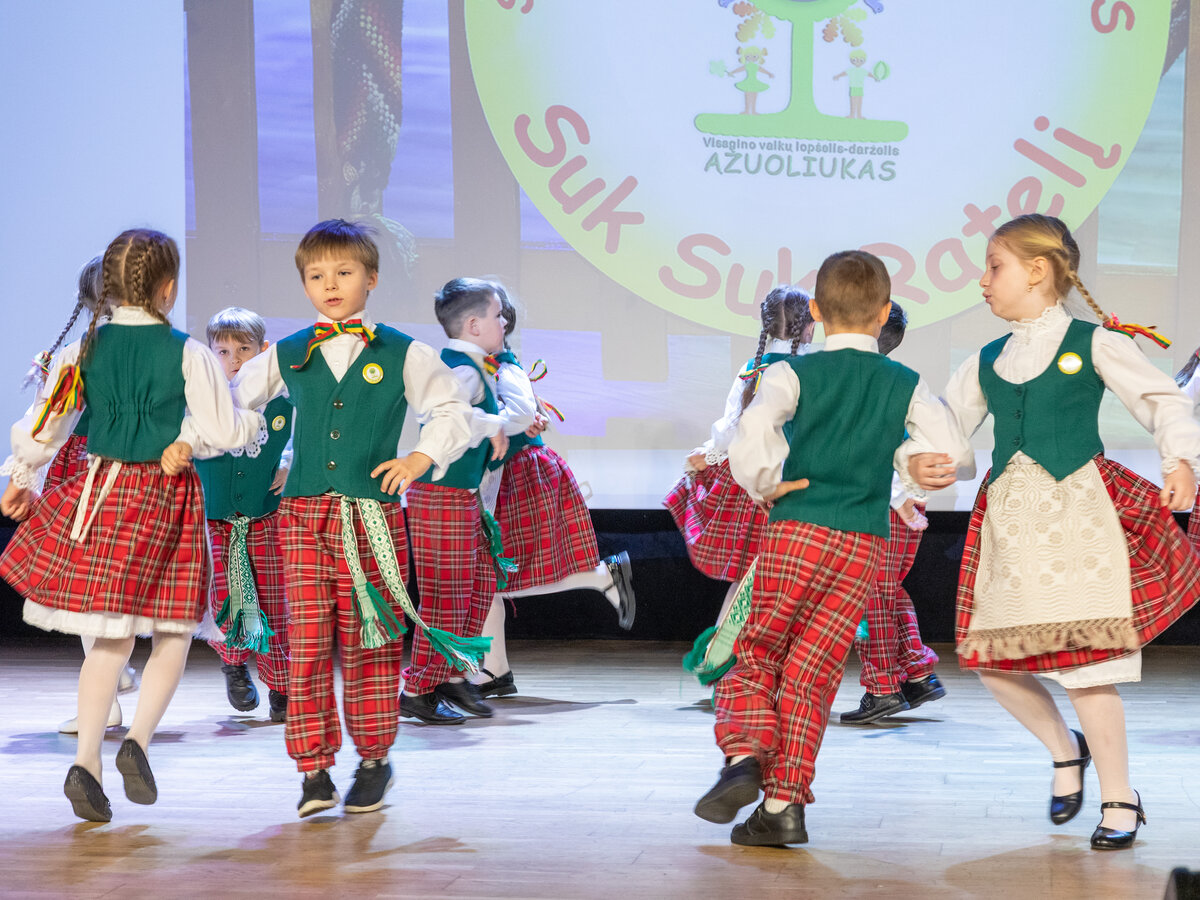 Jubiliejinis festivalis „Suk, suk ratelį“: kaip „Ažuoliuko“ scena sujungė vaikus iš visos Lietuvos